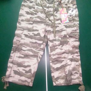 OP - Ocean Pacific Camo Crop Cargo Capris Pants - Juniors Size 13 - Brand New